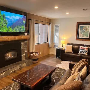Tastefully Remodeled At Mammoth & Racquet Club, Hot Tub, Garage, 10 Min Walk To Lifts Apartment